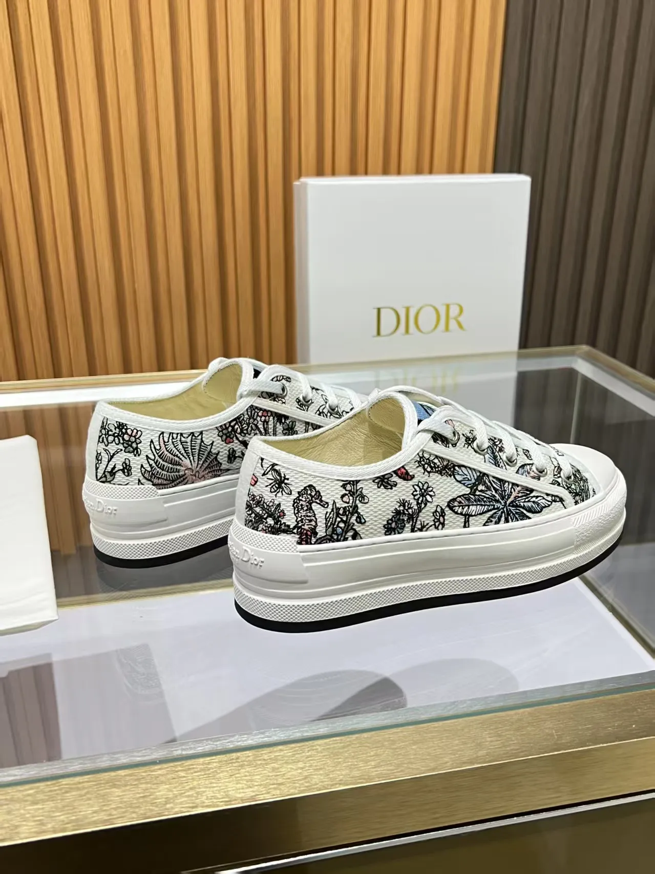 Factory direct sales p520🐘🐘Women's shoes Women's clothing 2025 Walk'n'Dior embroidered mid-top casual shoes are new. On the fashion stage, Dior embroidered shoes are the well-deserved protagonist. Delicate stitching is used on the upper, every stitch is devoted to the craftsman's efforts, and every thread is woven with artistic poetry. From complex floral patterns to smart geometric textures, embroidery is like the magic that gives shoes life, allowing them to show dynamic beauty even in static conditions.   Wearing Dior embroidered shoes feels like stepping into a dream world full of art. It is not only a pair of shoes, but also a walking piece of art that perfectly integrates fashion and culture. Whether you are strolling on the bustling city streets or attending important social occasions, Dior embroidered shoes can add unique charm to your style and become the focus of everyone's attention.   Choosing Dior embroidered shoes means choosing a persistent pursuit of quality and a unique understanding of fashion. Let it accompany you through every wonderful moment and leave your own fashion mark.  Material: Sheepskin lining, feet, silk cowhide, size 35-41, heel height 5cm
